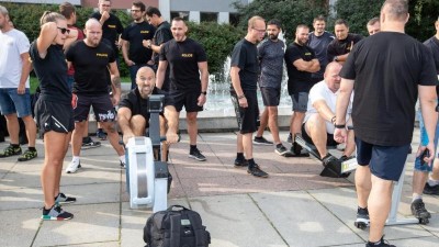 Policisté se zúčastnili sportovně charitativní akce. Veslovali pro dobrou věc