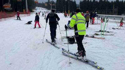FOTO: Policisté nasadili lyže a vyrazili na Klínovec. Sportovat tam ale nejeli