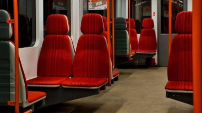 D&Uacute;Kapka m&aacute; narozeniny, cestuj&iacute;c&iacute; z&iacute;skaj&iacute; j&iacute;zdenku zdarma