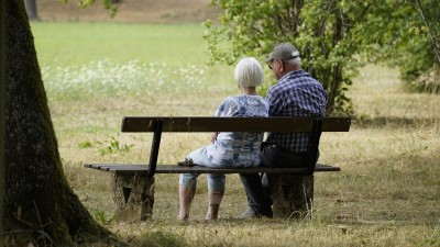 Životní úroveň důchodců letos rekordně předčí růst průměrného platu pracujících