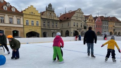 V Žatci je dočasně uzavřené kluziště před radnicí. Prozatím jenom do soboty