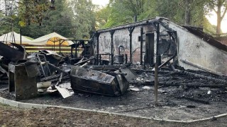 Část parku Boheminium zachvátil požár. Park nicméně hlásí: Máme otevřeno!