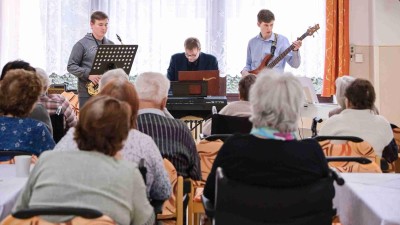 OBRAZEM: Mladí výtvarníci vystavují v Podbořanech v Domově pro seniory. Jeho klienti si užili i koncert