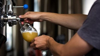 Od tankov&eacute; střelnice k pivn&iacute;m speci&aacute;lům: Lounsk&yacute; pivovar Zichovec dob&yacute;v&aacute; česk&yacute; trh