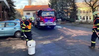 FOTO: Z auta na náměstí v Postoloprtech unikal olej, hasiči se postarali o úklid