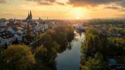 V ulicích Loun se bude svítit kratší čas. Město chce šetřit