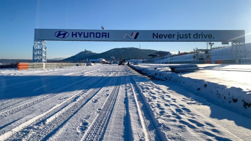 Práce na nových bezpečnostních prvcích by měly být hotovy do konce února. Foto: Autodrom Most