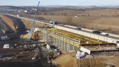 VIDEO: Silničáři přerušili práce na stavbě dálnice D7 u Loun. Takhle zatím pokročili