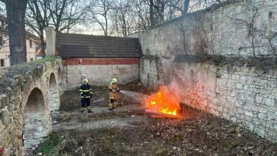 Někomu se zřejmě už nehodila stará sedačka. Nedaleko zámecké zahrady jí někdo zapálil