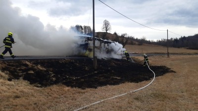 U Nepomyšle začal na silnici hořet autobus. Plameny se rozšířily i na okolní louky