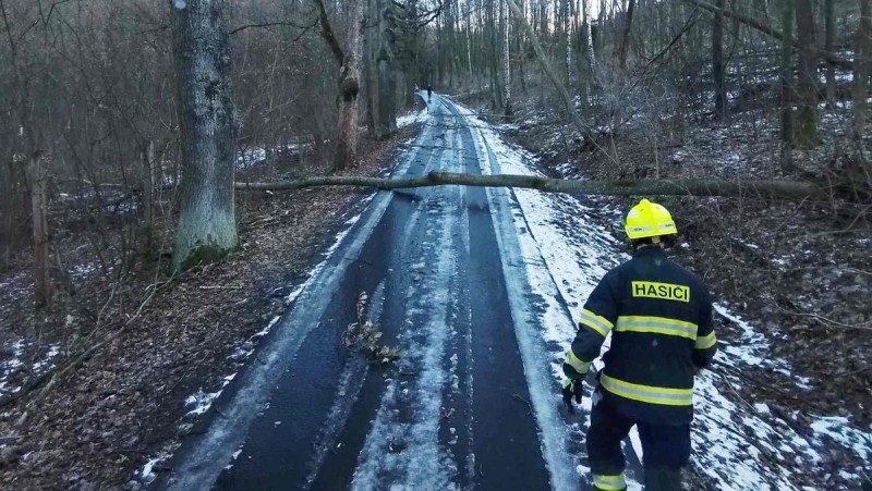 Během jediné hodiny vyjížděli hasiči k 17 událostem v souvislosti se silným větrem. Foto: HZS Ústeckého kraje