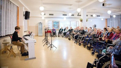 FOTO: Mladí umělci zahráli a zazpívali klientům Domova pro seniory v Podbořanech