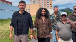 Doprovod Markovi Ztracenému dělal Petr Bažo, který se proslavil rolí Joža v seriálu Most! Reprofoto: Video z FCB Marka Ztraceného