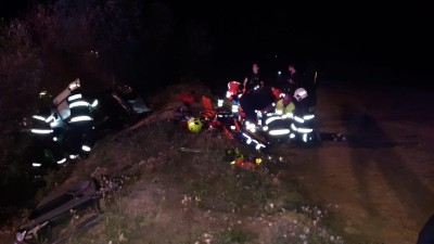 FOTO: Noční nehoda u Chlumčan na Lounsku má tragickou bilanci: jeden mrtvý a dva zranění