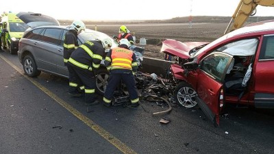 FOTO AKTUÁLNĚ: Silnici na Prahu uzavřela vážná nehoda dvou osobáků s kamionem! Na místě jsou zranění