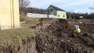 Žiželice stále bojují s ujíždějícím svahem. Obci na záchranné práce ale už docházejí peníze!