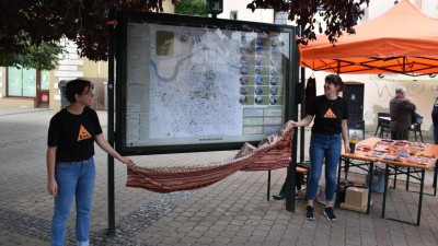 FOTO: Nová informační mapa na Kruhovém náměstí má sloužit Žatečanům i turistům