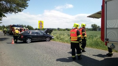 Na sídlišti se srazila dvě auta, museli vyjíždět hasiči