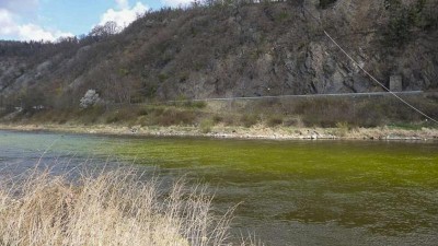 V příštím týdnu bude řeka Bílina měnit barvu od zelené po oranžovou