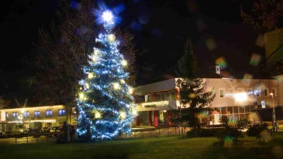 V Podbořanech už svítí vánoční strom. Akce byla ale bez vystoupení dětí a vánočních trhů
