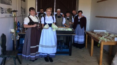 V krojích a pěkně po staru, tak se každý rok na lesné šlape zelí. Nenechte si ujít tuto podívanou. Archivní foto: Horský areál Lesná