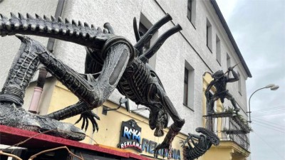 FOTO: Ke známému vetřelci s predátorem přibyl další Xenomorf! Trojice mimozemšťanů střeží reklamku v Krupce