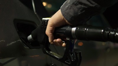 KOMENTÁŘ EKONOMA: Ceny pohonných hmot stále padají dolů. Zareagují tak i čeští čerpadláři, nebo si navýší marže?