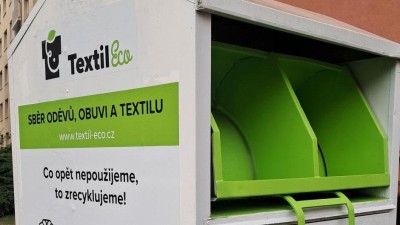 Textil na ulici místo v kontejneru? Nepořádek způsobují dva důvody