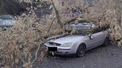 To byla větrná noc! Výpadky proudu, zavalená auta, uzavřené silnice. Hasiči mají za sebou desítky zásahů