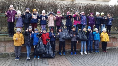 Nejmenší děti ze ZŠ Komenského alej uklízely okolí své školy. Zapojily se do projektu Ukliďme Česko