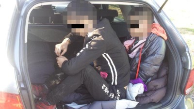 OD SOUSEDŮ: Policisté při dopravní kontrole odhalili další nelegální migranty. Převaděči hrozí osmiletý trest