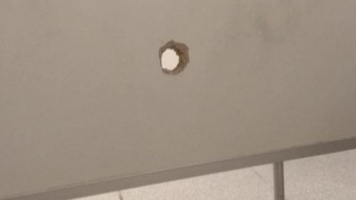 Stalo se v Kauflandu: Muž udělal díru v dámských záchodcích a na ženu vystrčil přirození