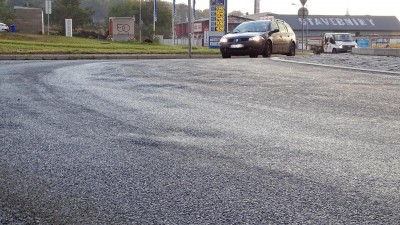 Dobrá zpráva pro řidiče! Okružní křižovatka u nového mostu v Litoměřicích dostane odolnější povrch