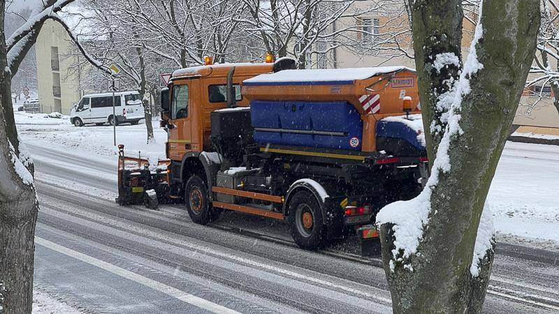 Zimní pneumatiky už mít nemusíte, ale raději s přezutím ještě pár dní počkejte. Ilustrační foto