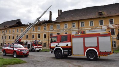 Hasiči prověřili svoje schopnosti při záchraně zavalených osob v bývalých kasárnách