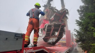 Hasiči Správy železnic včera celý den pracovali na odstranění vraku kabiny lanovky na Ještědu. Foto: Správa železnic