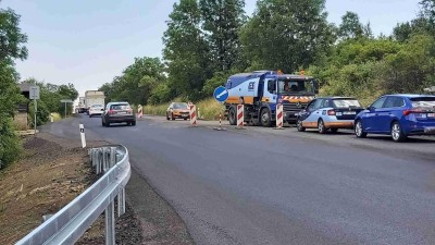 Mezi Libčevsí a Želkovicemi provádějí silničáři sanace. Brzy položí i asfalt