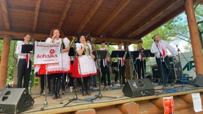 FOTO: Do Března u Chomutova se sjeli milovníci dechovky. Konala se tam Plechparáda