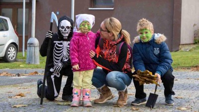 OBRAZEM: Neděle v Podbořanech. To byla strašidla, kostlivci a lampionový průvod