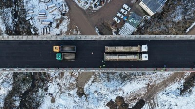 Těžká zkouška pro nový most: Nad údolím Hutné stálo přes 200 tun. Obchvat Žiželic se otevře už v prosinci