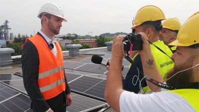 VIDEO: REPORTÁŽ: Na střeše závodu Aisan v Lounech vzniká jedna z největších fotovoltaických elektráren v Česku
