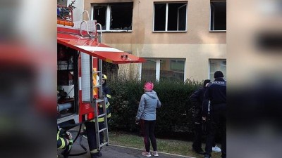 Panelákem se valil hustý kouř, lidé z oken volali o pomoc. Policie sdělila podrobnosti k požáru v lounském bytě