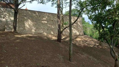 Kamenná zeď Pod Známkovnou je kompletně opravená