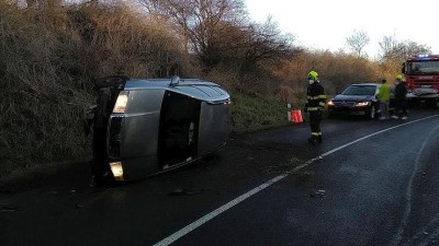FOTO AKTUÁLNĚ: Auto u Staňkovic skončilo na boku, zraněného vzali do péče záchranáři