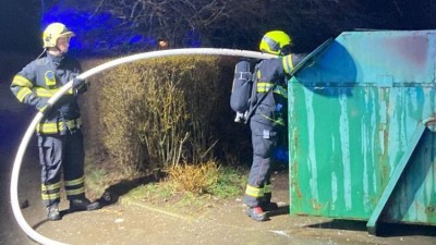 FOTO: V obci Blažim hořel velkokapacitní kontejner plný odpadu