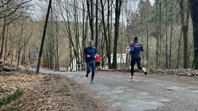 Běžci začali nový rok pěkně zostra. Na oblíbené chomutovské desítce zaběhli výborné časy i sportovci z Lounska