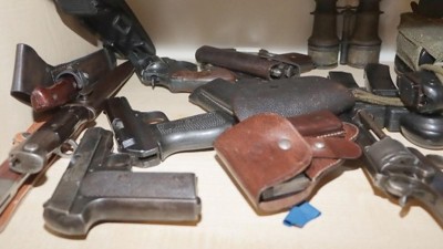 Zbraně i střelivo měl senior doma ve skříních, ale i v troubě či v garáži. Foto: Policie ČR