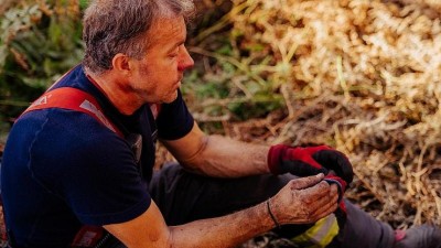 HŘENSKO: Noční vítr zkomplikoval hasičům práci, déšť nepomohl. Už je stovka zraněných