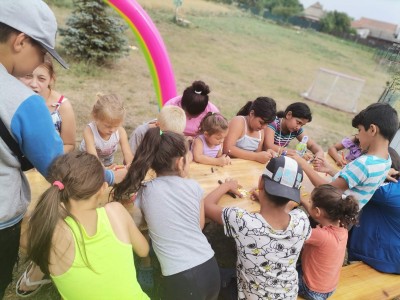 FOTO: Pěna, duhová sprcha a soutěže. Ve Stroupči se konala letní retropárty