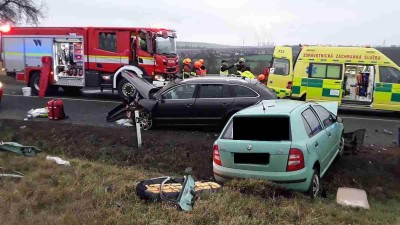 AKTUÁLNĚ: U Kadaňské Jeseně se srazila dvě auta. Jeden řidič byl letecky transportován do nemocnice